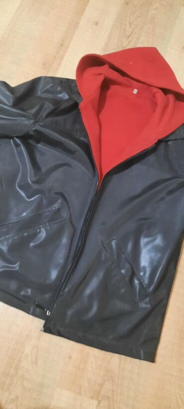 krop geyim: Qara rəngli kapüşonlu üst geyimi – içi qırmızı flis. - Material — 1