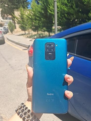 Android smartfon - Ekran: Tam ekran (sol yuxarıda ön kamera üçün — 3