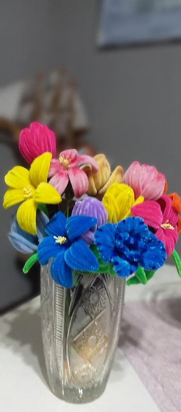 məxmər gülü: Məhsul: 1 ədedi 5 azn cütü 10 AZN Əllə hazırlanmış dekorativ çiçək — 10