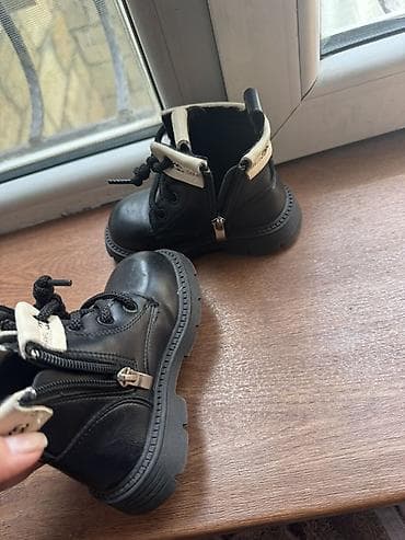 Uşaq üçün qara rəngli dəri botlar - Model: qısa boğazlı, bağlama