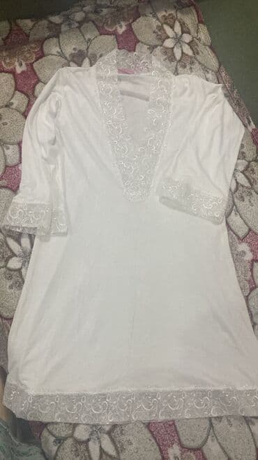 Ağ rəngli qadın noçnaya - Model: yüngül, düz kəsim tunik - Rəng: qar