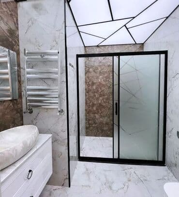 душ кабина баку: Şüşə duş kabinası qara çərçivəyə malikdir və müasir hamam otaqları — 1