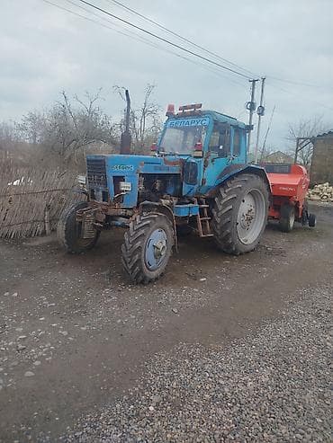 Belarus markalı mavi traktor. Ön və arxa iri kənd təsərrüfatı