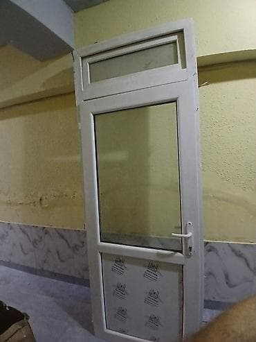 PVC qapı – şüşəli üst hissə və transom pəncərəli - Material: ağ PVC