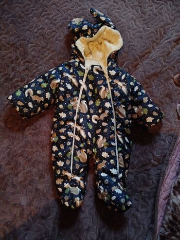 Uşaq üçün qış kombinezonu - Model: kapüşonlu, ayaqqabılı kombinezon -