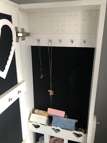 konputer masası: Ağ rəngdə, sərbəst dayanan güzgülü zərgərlik şkafı - Ön hissə tam — 3