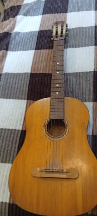 amfi gitar: Klassik akustik gitara.SOVET İSTEHSALİ . - Korpus: ağacdan, təbii ağ — 1