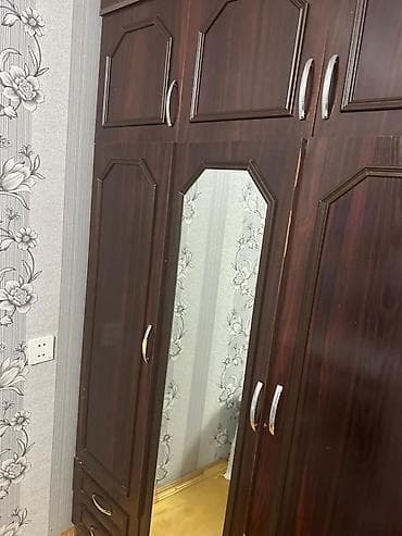 Qarderob dolabı – tünd qəhvəyi rəngində, çoxseksiyalı, güzgülü model