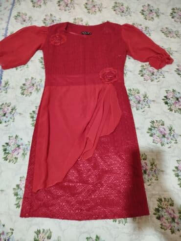 Qadın geyimləri dəsti - Qırmızı qısa don: Dizə qədər uzunluq, yarı