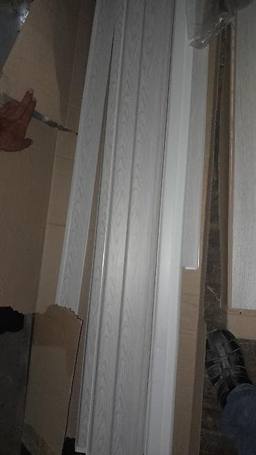 asan sekiller: Ağ-açıq boz oduncaq naxışlı MDF/PVC lambrı panel və plintus dəsti - — 1