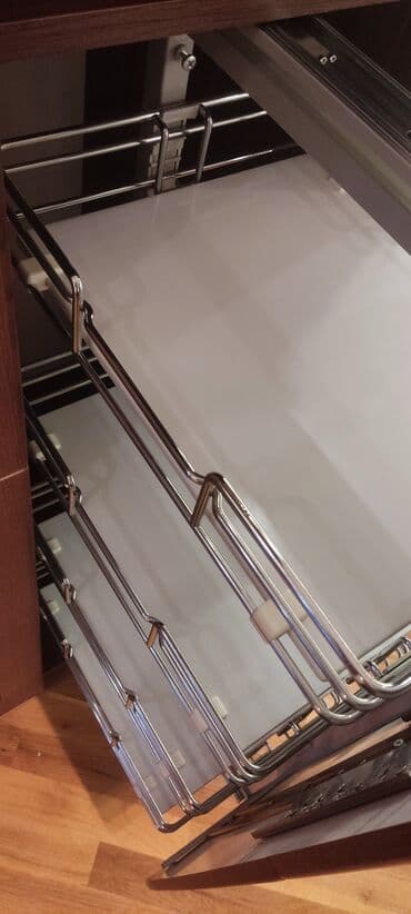 mətbəx rəfi: Mətbəx üçün mebelə qurulan polkalar. Dərinlik 55 hündürlük 105 qapaq — 2