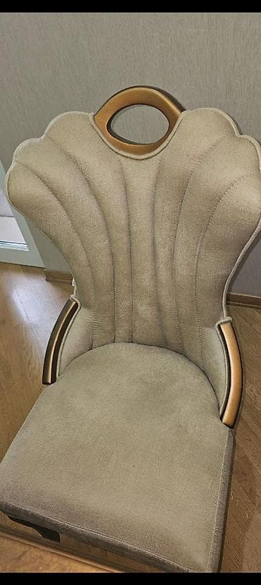 Masalar və oturacaqlar: Masa dəsdi təcili satılır demək olar təzə kimidir 6200 ə alınıb 2000 — 4