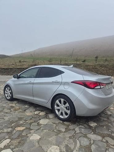suktur: Hyundai Elantra: 1.8 l | 2012 il Sedan — 4