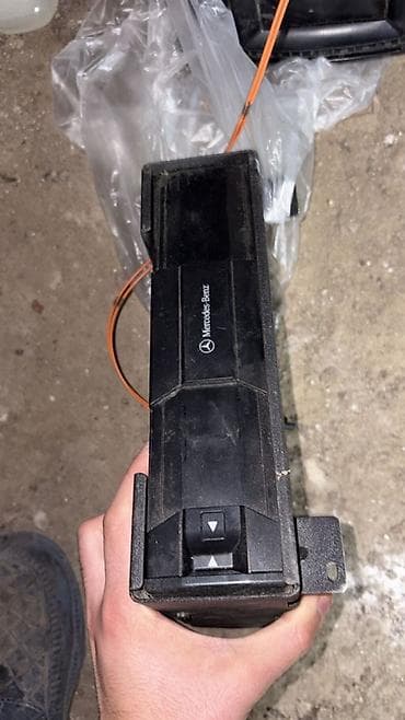 музыкальный центр: Mercedes-Benz orijinal aksesuarı – bagaj üçün CD changer (CD maqazin) — 1