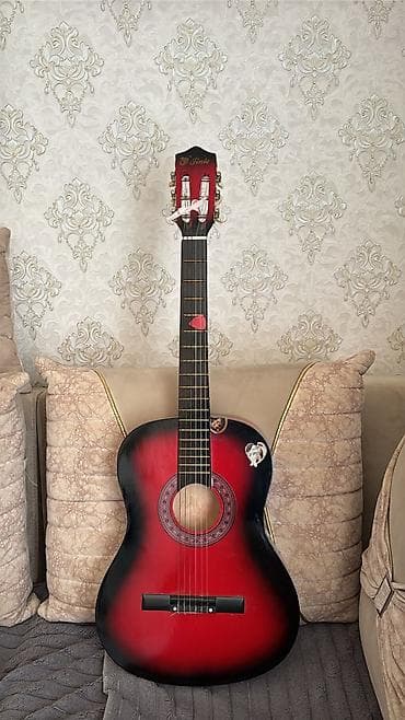 gitara: Akkustik klassik gitara – qırmızı-qara “sunburst” rəng keçidi ilə — 2
