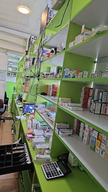 kirayə avtoyuma: Satılır.Aptek və optik mərkəz Təsvir: - Şəhər küçəsinə çıxışı olan — 3