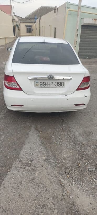 Su nəqliyyatı: BYD F3 sedan – ağ rəng, 4 qapı, geniş salon. Texniki və interyer — 5