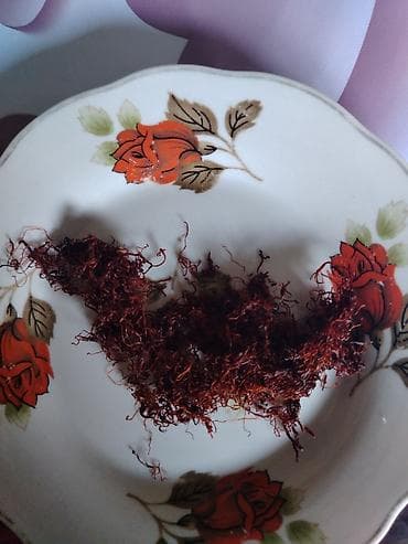 Продукты питания: Məhsul: Safran saplaqları (iplik şəklində) Bir qramı 12 azn. Təsvir — 2