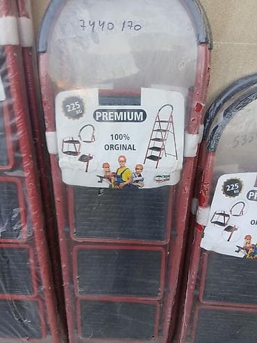 Bu, müxtəlif məqsədlər üçün uyğun olan qatlanan pilləli nərdivandır