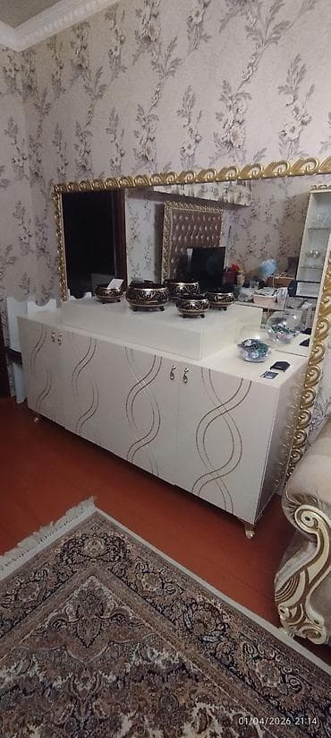 Klassik üslubda qonaq otağı üçün vitrin və bufet dəsti - Rəng: krem