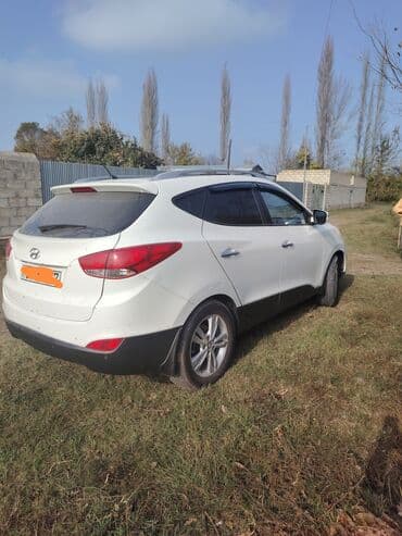 aqrar kend teserrufati texnika traktor satis bazari: Hyundai ix35, ağ rəngli krossover/SUV. Xarici: - Ağ kuzov, qara alt — 5