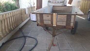 Bu, əsasən metal çərçivədən və taxta yan divarlardan ibarət qoşqudur