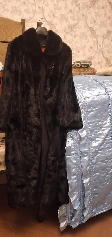 Cinslər: Qadın üçün uzun kürk palto - Rəng: Qara - Model: uzun, düz kəsim, iri — 1