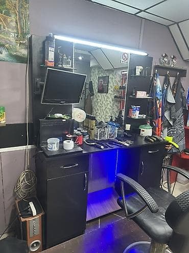 Peşəkar bərbər iş yeri üçün tam komplekt masa-güzgü dəsti. Kreslo