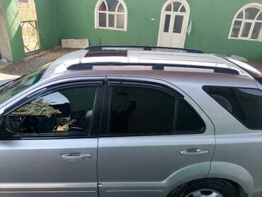 c class 240 mercedes: Kia Sorento, gümüşü rəng, 5 qapılı SUV. Əsas xüsusiyyətlər: - Güclü — 4