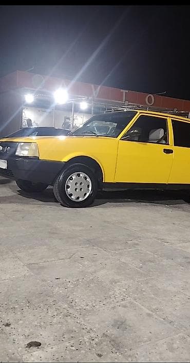 avto servis: Satılır: Sarı-qara rəng sxemli sedan/hetçbek tipli minik avtomobili — 1