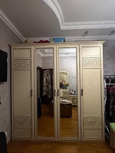 divarda kitab refi: AylaDolab 300 azn satılır.Hundurluyu 2, 20 m Eni 0,6 m Uzunluğu 2,20 — 1