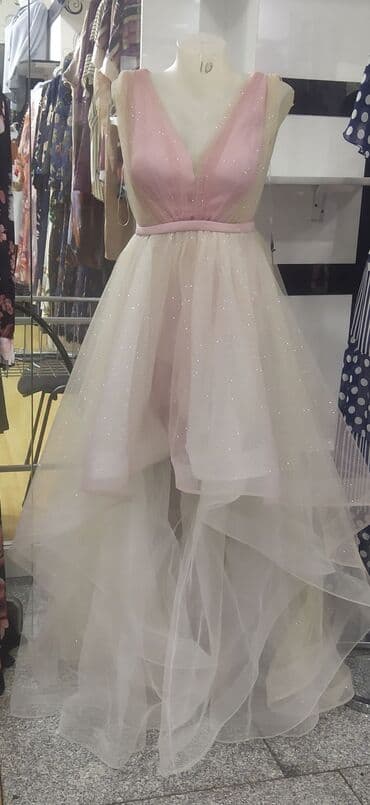 Pudra-çəhrayı və krem tonlarında, parıltılı tül detallarına malik şık