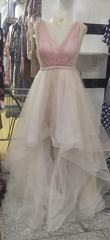 vecerni donlar: Pudra-çəhrayı və krem tonlarında, parıltılı tül detallarına malik şık — 1