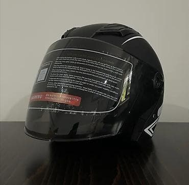 Moto dəbilqə – qara, yarım-modular (açılan çənə hissəli) dizayn