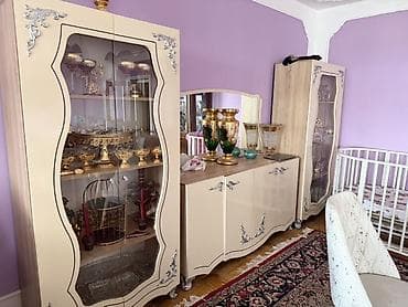 Мебель для дома: Klassik üslubda qonaq otağı üçün vitrin və bufet dəsti. - Rəng: krem — 4