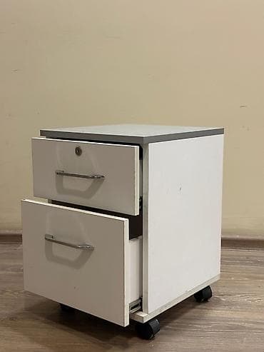 Ofis dolabları: .Ofis mebelleri satılır qabağ demir masa 50 azn komputer masası 35 — 3