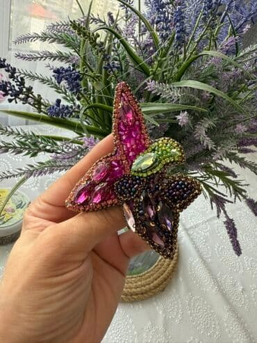 kəpənək darağ: Böyük bəzək daşılı əl işi bross. Kəpənək formalı dizayn, müxtəlif — 1