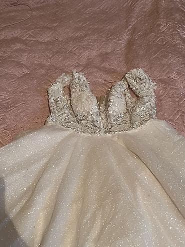 Gəlinlik – zərif parıltılı A-kəsim - Rəng: süd ağ/ivori tonlarında -