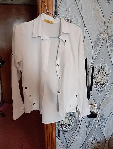 Ağ rəngli qadın köynəyi - Klasik yaxa və düyməsiz ön hissə (üzəri