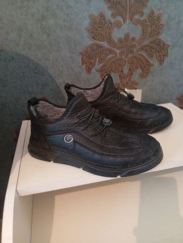 Qışlıq kişi ayaqqabısı - Rəng: qara - Üst material: teksturalı dəri