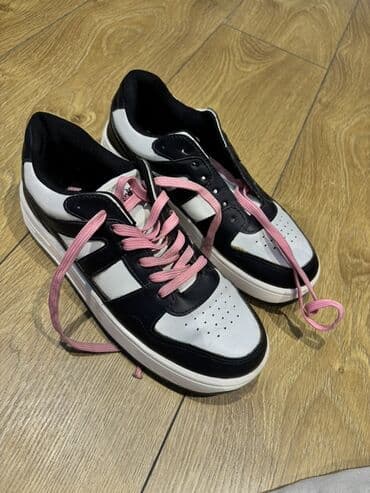 Makasin və loferlər: Qara-ağ rəng palitrası və çəhrayı bağlarla idman üslublu — 1