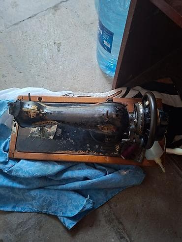 qedim pullar: Məhsul: Köhnə tip mexaniki tikiş maşını Təsvir: - Klassik quruluşlu — 1