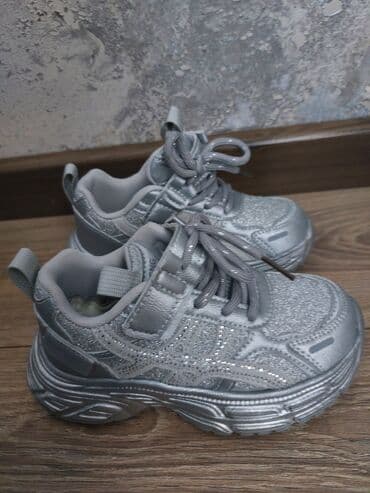 детские кеды на платформе: Krassovka – gümüşü rəng.yeni kimi 1ce defe geyinilib. Parlaq gümüşü — 1