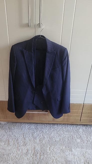 toxunma jiletler: Klassik tünd göy rəngdə, incə şaquli zolaqlı kişi kostyumu. 3 hissədən — 1