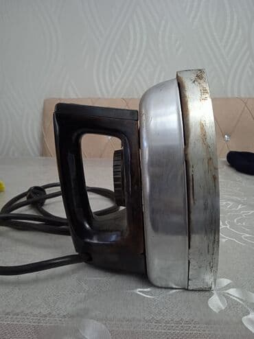 Klassik elektrik ütüsü. - Material: metal korpus, polad bazaya malik