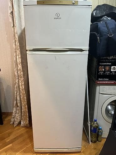 Indesit iki qapılı soyuducu - Yuxarıda dondurucu bölmə, aşağıda əsas — 1