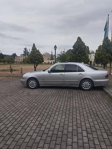 haojue tr 150: Mercedes-Benz E-Class: 2.7 l | 2001 il Sedan — 4