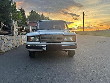 lada vesda: VAZ 2107 sedan – ağ rəng, klassik gövdə dizaynı. ela vezyetdedi hec — 8