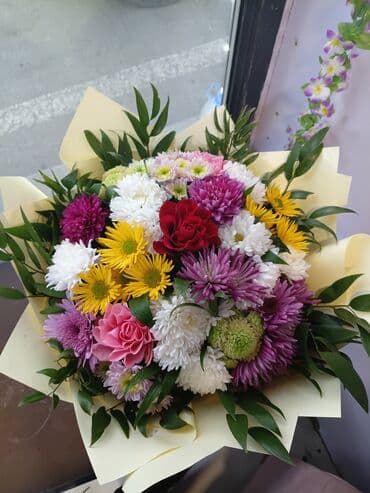 Rəngarəng gül dəstəsi – klassik və canlı kompozisiya. Tərkib: -