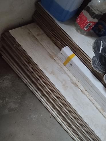 Ağ rəngdə taxta döşəmə panelləri (laminat tipli). - Taxta